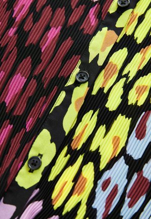 Mehrfarbiger Stoff mit einem gewellten Muster in Schwarz, Pink, Gelb und Blau und horizontaler Rippung; enthält schwarze Knöpfe.