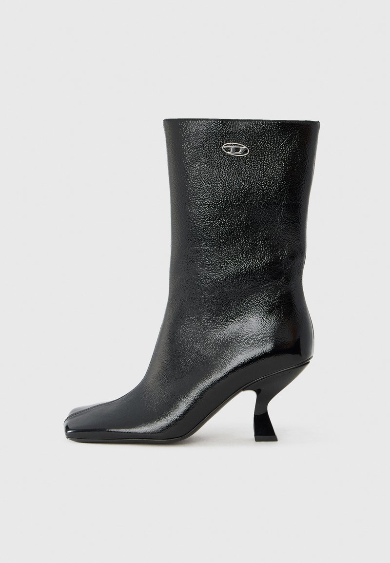 Μαύρο δερμάτινο μποτάκι μέχρι τον αστράγαλο με γυαλιστερό φινίρισμα, τετράγωνη μύτη και μοναδικό καμπυλωτό τακούνι. Διαθέτει μικρό μεταλλικό λογότυπο ως λεπτομέρεια.