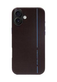 Funda para teléfono de cuero marrón con textura suave, corte para cámara dual y una franja vertical azul como acento; tiene un logotipo en el lateral.