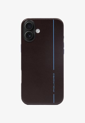 Bruine leren telefoonhoes met een gladde textuur, uitsparing voor dubbele camera en een blauwe verticale streep als accent; voorzien van een logo aan de zijkant.