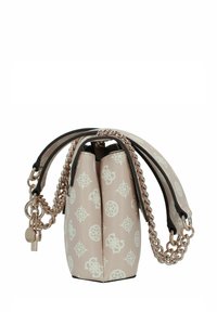 Borsa in pelle rosa con motivo geometrico, dettagli neri e tracolla in catena metallica. Presenta una chiusura con zip e una forma strutturata.