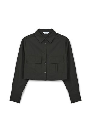 Camicia button-up tagliata in tessuto verde scuro, con colletto, maniche lunghe e due tasche frontali. Texture liscia senza motivi visibili.