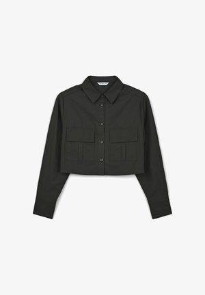 Camicia button-up tagliata in tessuto verde scuro, con colletto, maniche lunghe e due tasche frontali. Texture liscia senza motivi visibili.