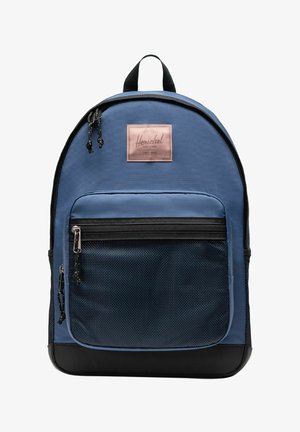 Sac à dos Herschel bleu et noir avec poche avant en mesh, deux curseurs de fermeture éclair et poignée supérieure sur fond blanc uni.