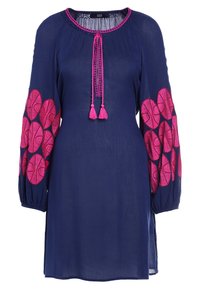 Marinblå klänning med långa ärmar som har livliga rosa broderade bladmönster och en fransband i halsen. Lätt och strukturerad tyg.