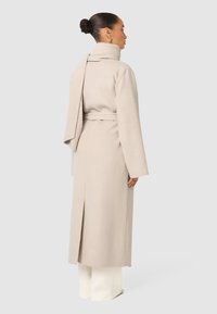 Forever New Petite MARIA SCARF COAT - Κλασικό παλτό - cream