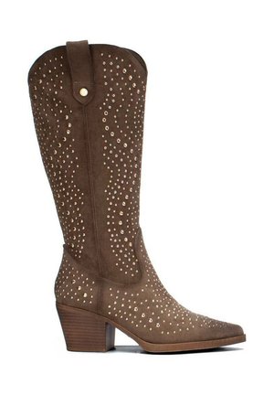 Bota de ante marrón hasta la mitad de la pantorrilla con tacón de bloque y tachuelas metálicas decorativas que cubren la caña y la zona del pie.