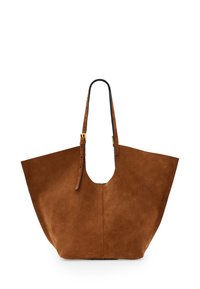 Borsa tote in suede marrone con una grande apertura superiore, ritaglio arrotondato e tracolla in pelle regolabile. Hardware minimale e texture liscia.
