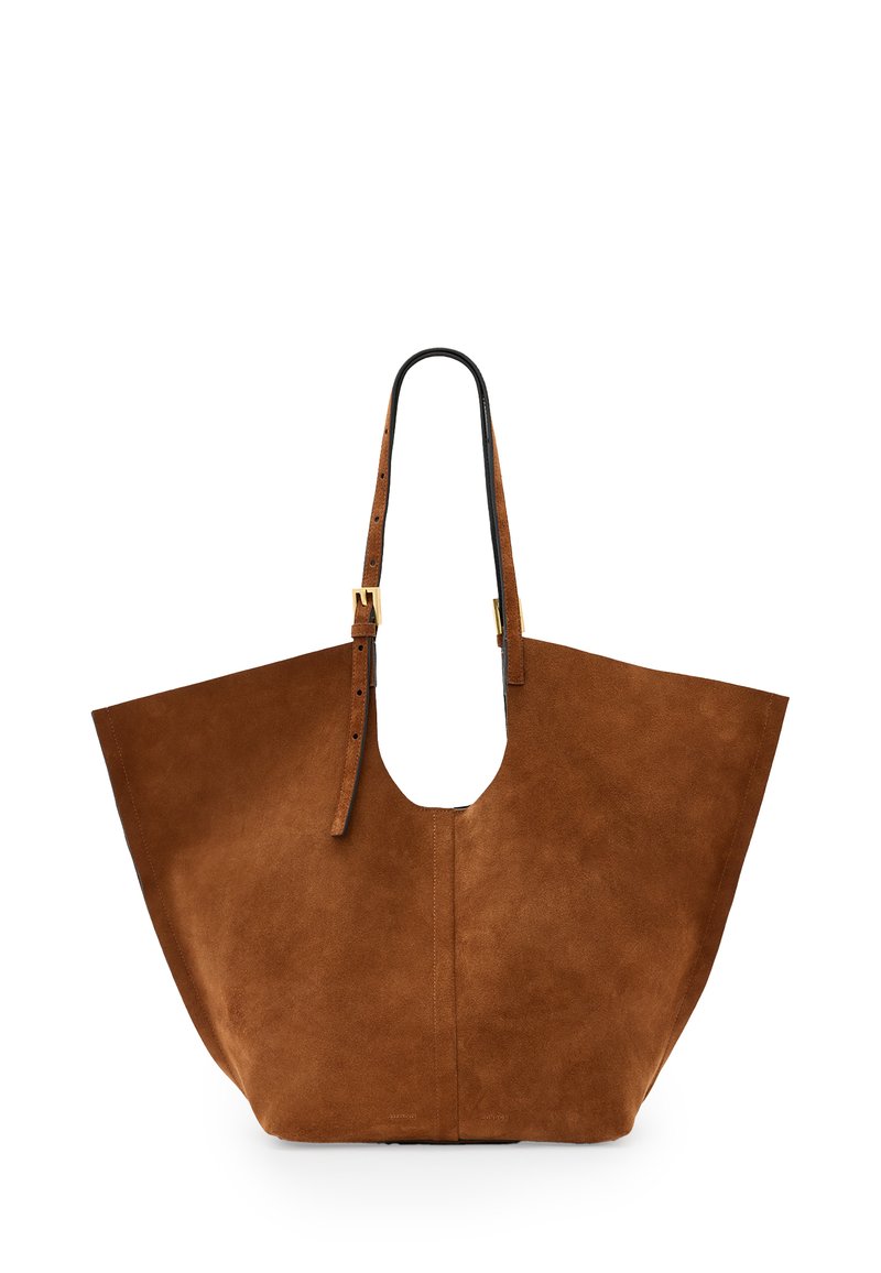 Borsa tote in suede marrone con una grande apertura superiore, ritaglio arrotondato e tracolla in pelle regolabile. Hardware minimale e texture liscia.