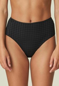 Czarne majtki bikini z wysokim stanem, zdobione teksturowanym wzorem w kratkę, z małym kwiatowym akcentem na pasku.