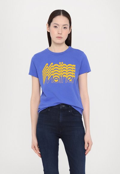 Blå bomull T-skjorte med gul retro-stil tekst "Mor", kortermet, rund hals, kombinert med mørkejeans. Enkel, uformell design.