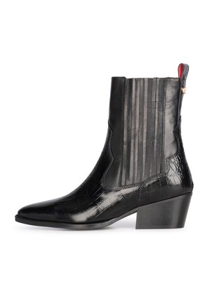 Schwarze Knöchelstiefel mit spitzem Schuhbord, aus glattem und strukturiertem Leder. Verfügt über elastische Einsätze und einen Blockabsatz, mit einem roten Akzent im Inneren.