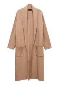 Cardigan long à ouverture frontale en beige clair, présentant une texture douce, des épaules tombantes et deux poches devant. Design simple et épuré.