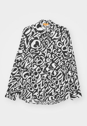 Μαύρο και άσπρο πουκάμισο με κουμπιά, με τολμηρό, αφηρημένο μοτίβο κειμένου. Διαθέτει γιακά, μακριά μανίκια και χαλαρή εφαρμογή.