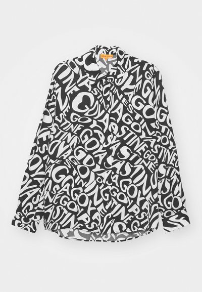 Μαύρο και άσπρο πουκάμισο με κουμπιά, με τολμηρό, αφηρημένο μοτίβο κειμένου. Διαθέτει γιακά, μακριά μανίκια και χαλαρή εφαρμογή.