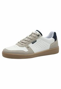 Sneakers albe cu accente de velur bej. Prezintă o talpă din cauciuc texturat, panouri laterale perforate și șireturi bej. Etichetă de brand pe lateral.