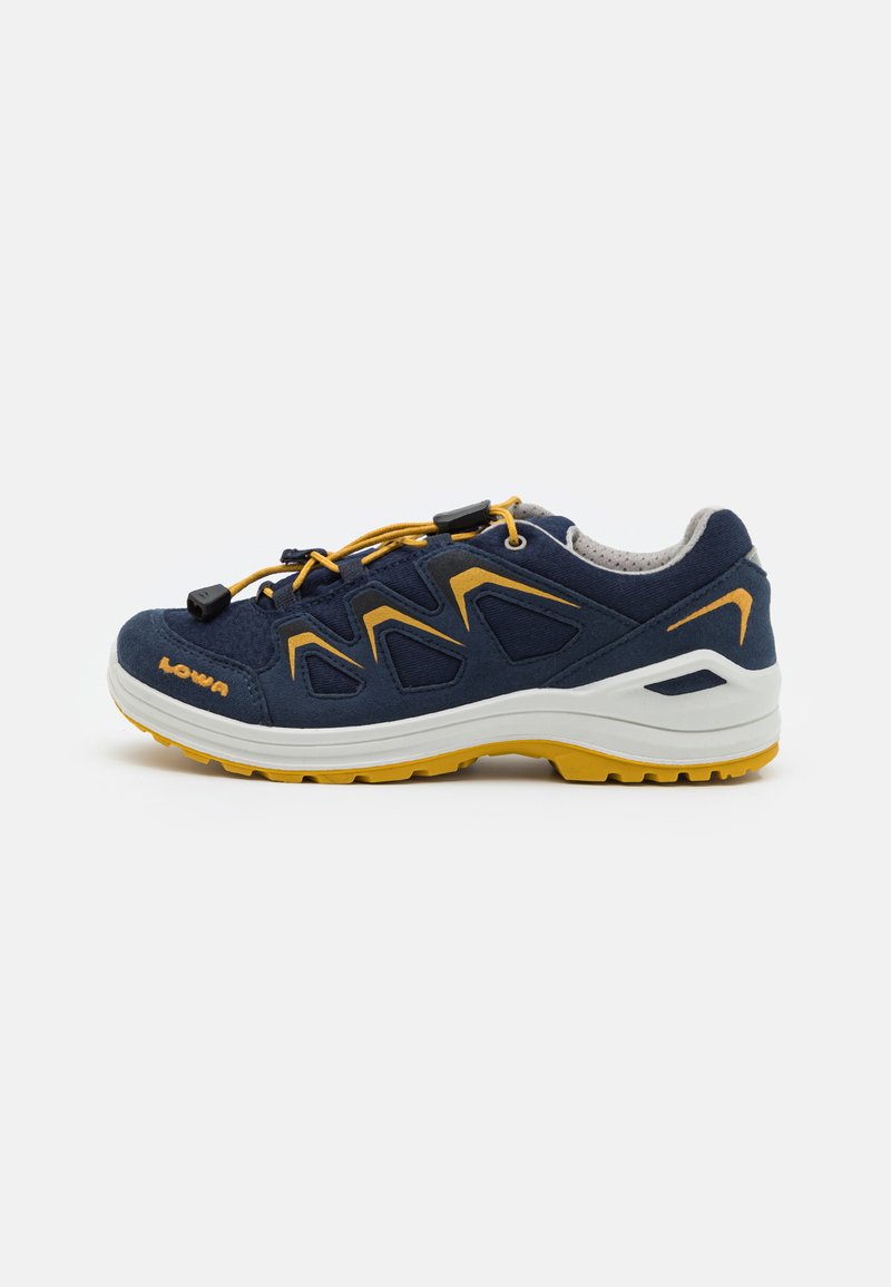 Chaussure de randonnée bleu marine avec des accents jaunes, tige en maille et synthétique, système de laçage rapide, col rembourré et semelle extérieure en caoutchouc.