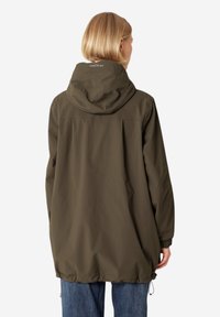 Chaqueta de lluvia verde oliva con capucha, de corte relajado, fabricada en un tejido texturizado, con dobladillo ajustable y bolsillos laterales. Presenta un logo en la parte posterior.