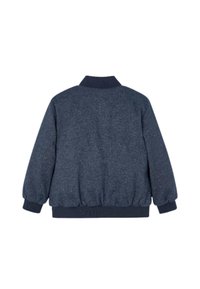 Giacca bomber blu navy realizzata in tessuto strutturato, con collo e polsini a coste, caratterizzata da una vestibilità rilassata e costante elastica in vita. Vista posteriore.