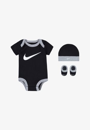 Juodas medvilninis Jumpsuit'as su pilkais akcentais, užfiksuojantis ryškų baltą Nike logotipą. Į komplektą įeina derantis šalmukas ir batukai, taip pat juodi ir pilki.