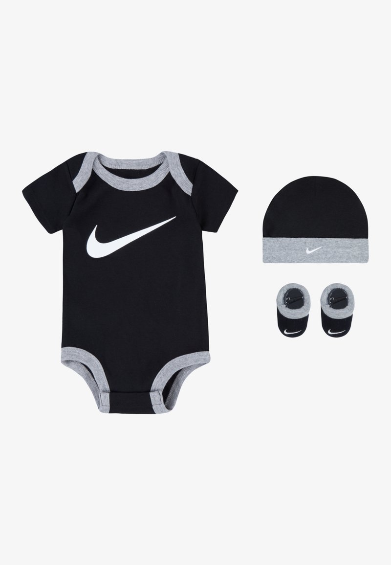 Fekete pamut babaholmi szürke díszítéssel, feltűnő fehér Nike logóval. Tartalmaz egy hozzáillő sapkát és talpacskákat, szintén fekete és szürke színben.