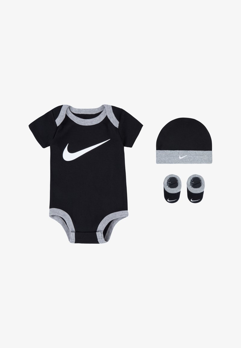 Μαύρο βαμβακερό φορμάκι με γκρίζες λεπτομέρειες, που φέρει το χαρακτηριστικό λευκό λογότυπο της Nike. Περιλαμβάνει καπέλο και μπαλαρίνες σε μαύρο και γκρι που ταίριαζαν.