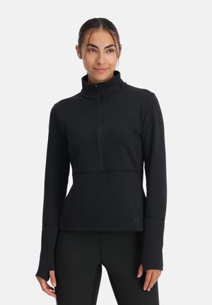 Zwart pullover met lange mouwen van soepel materiaal, voorzien van een ritssluiting bij de kraag, een getailleerde pasvorm en duimgaten in de mouwen.