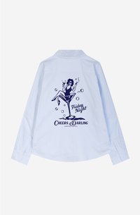 Camisa de botones de rayas azul claro con mangas largas. Presenta un diseño impreso en azul oscuro de una figura en una copa de martini y texto en la parte posterior.