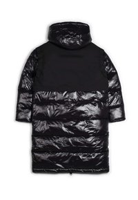 Abrigo de plumas negro con un acabado brillante, que presenta un cuello alto, mangas largas y secciones de tela suave. Tiene un corte recto y capucha.