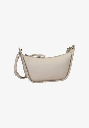 Sac à main en cuir beige avec une forme incurvée, surface texturée, fermeture éclair et quincaillerie en ton argent. Comprend des accents décoratifs en clous.