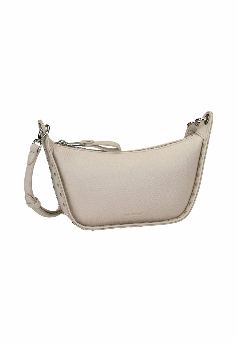 Sac à main en cuir beige avec une forme incurvée, surface texturée, fermeture éclair et quincaillerie en ton argent. Comprend des accents décoratifs en clous.