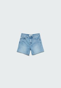 Shorts en denim bleu clair avec des bords effilochés, des poches avant et une fermeture à bouton, posés à plat sur un fond gris clair.