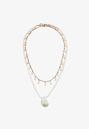 Biała naszyjnik z koralików z dodatkami złotego łańcuszka i środkową spiralną muszlą. Zawiera delikatne białe koraliki oraz małe złote ogniwa.