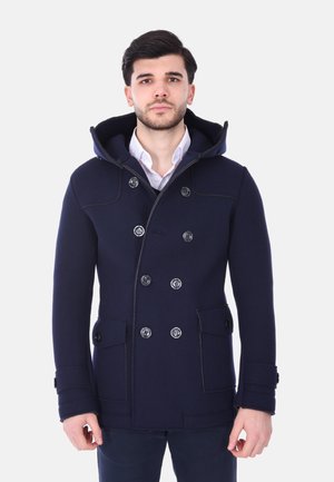 Parka in misto lana blu navy con cappuccio, chiusura a doppio petto con bottoni, due tasche frontali, dettagli laterali e cuciture di contrasto.