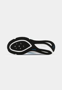Suola in gomma nera con accenti bianchi e blu. Presenta una texture antiscivolo e una curvatura della mezze sole. Logo del marchio presente vicino al tallone.