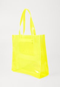 Transparente gelbe Kunststoff-Tragetasche mit zwei Griffen, rechteckiger Form und einem auf der Vorderseite aufgedruckten Logo. Glatte Textur mit Nahtdetails.