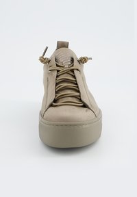 Sneaker in suede beige con punta rotonda, suola piatta testurizzata, lacci unici a nodo e design superiore liscio. Accenti includono occhielli metallici.