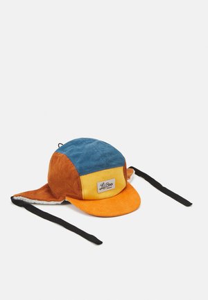 Cappello in corduroy con un design a patchwork multicolore che presenta blu, arancione, giallo e marrone. Include alette per le orecchie e lacci neri.