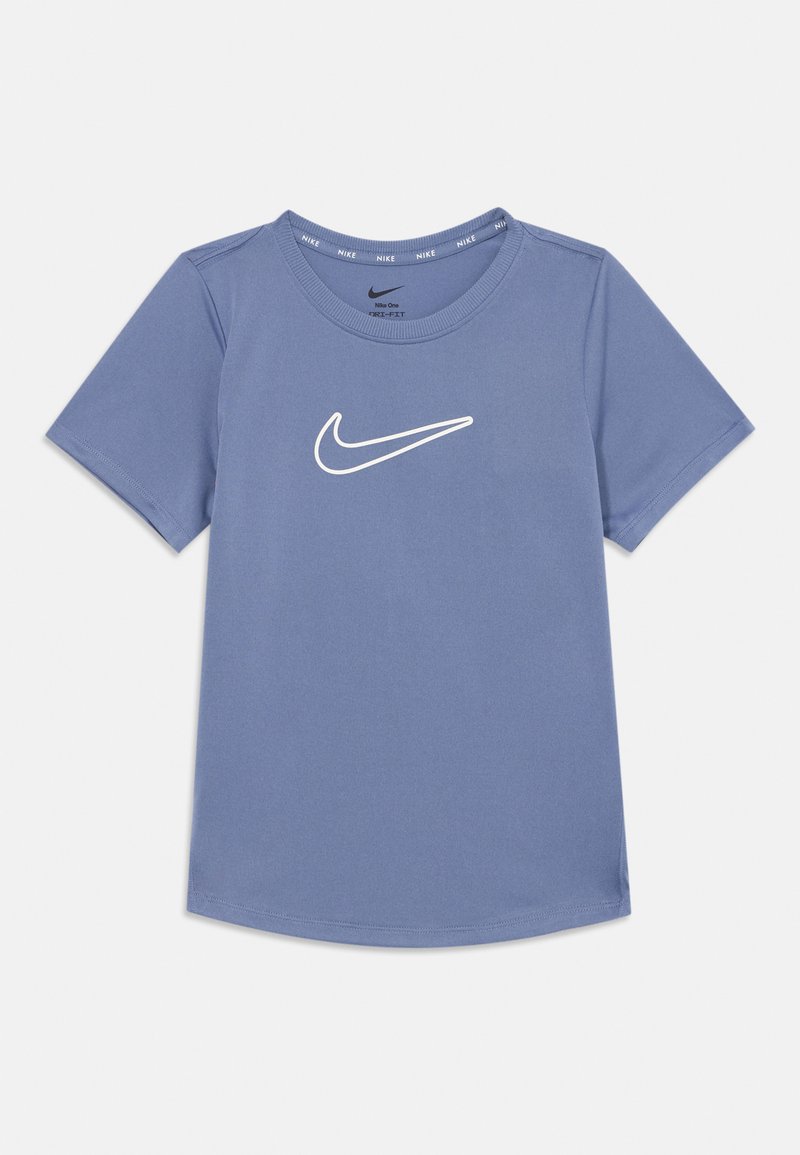 Jasnoniebieska koszulka krótki rękaw uszyta z miękkiego materiału, z białym logo Nike umieszczonym na środku klatki piersiowej. Okrągły dekolt, standardowy krój.