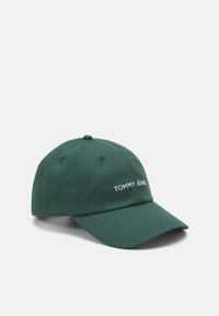 Căciulă de baseball din bumbac verde închis cu un bor curved și text brodat "TOMMY JEANS" în alb pe partea din față. Dispune de șase orificii de ventilație.
