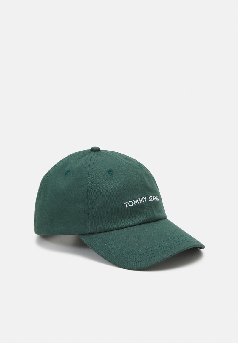 Căciulă de baseball din bumbac verde închis cu un bor curved și text brodat "TOMMY JEANS" în alb pe partea din față. Dispune de șase orificii de ventilație.