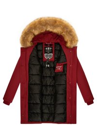 Sarkans parka ar kažokādas odere kapuci. Iekšējā daļa ir melna ar kviltiem pildīta. Iekļaujas birkas un priekšējā aizdare ar pogām. Ribotie apkakles.