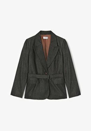 Blazer pour femmes gris foncé avec revers crantés, fermeture à un bouton, ceinture assortie avec anneau métallique, poches à rabat, et doublure intérieure marron.