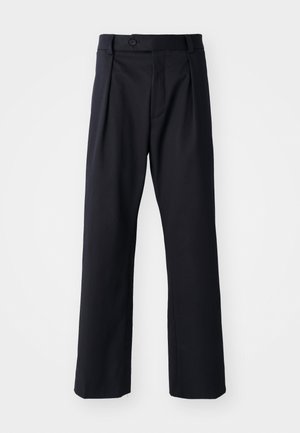 Mustad püksid siledast kangast, sirge jala disainiga, ees volditud ja ühe nööbiga vööl.