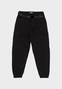 Mustat cargo-housut, joissa on nyörikiinnitys vyötäröllä, venyvät hihnat sekä sivutaskut. Kangas on sileä ja siinä on kevyt kiilto.