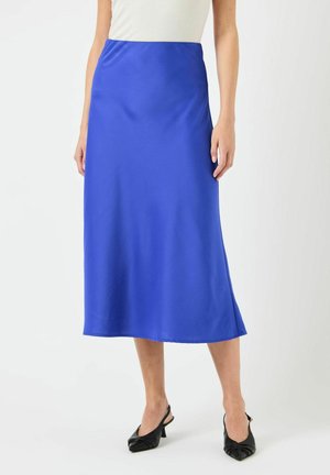 Jupe midi en satin bleu avec une texture lisse, une silhouette droite et un ourlet légèrement évasé. Associée à des escarpins à talons noirs.