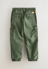 Pantalones cargo verdes con cintura elástica y puños fruncidos, que cuentan con dos grandes bolsillos laterales y dos bolsillos traseros. Material de algodón.
