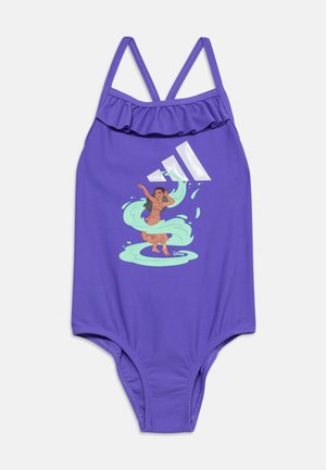 Lilla badedragt med flæset halsudskæring og dobbelte skulderstropper, med en grafisk illustration af en dansende pige med vandspiraler og Adidas-logo.