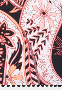 Tecido preto com padrões florais e paisley em rosa e coral, com detalhes brancos e uma borda decorativa em zig-zag na parte inferior.