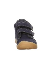 Marineblaue Wildlederschuhe mit doppelten Klettverschlussriemen, beige Gummisohle, abgerundeter Zehenpartie und kontrastierenden Nähten entlang der Kanten.